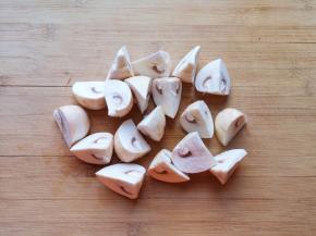 口蘑洗干净切成小块。