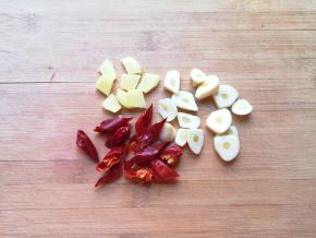 大蒜、生姜和干红辣椒分别切好。