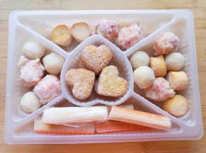 打开包装，里面有速冻龙虾味球、速冻鱼丸、速冻QQ鱼柱、速冻蟹味棒和速冻爱心鱼豆腐，造型很可爱。