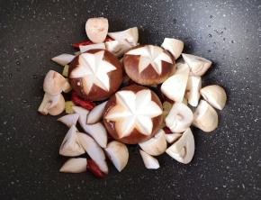 下入香菇和口蘑。