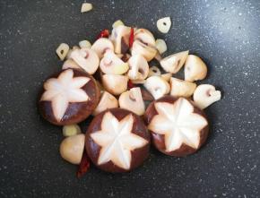 翻炒至微微变软。