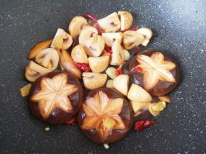 加入生抽炒出香味。