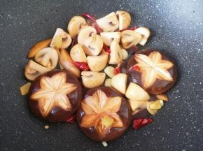加入生抽炒出香味。