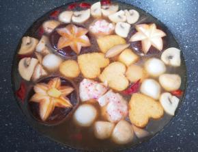 下入除过蟹味棒以外的火锅丸子。