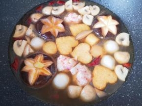 下入除过蟹味棒以外的火锅丸子。