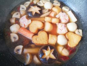 煮至丸子飘起，下入蟹味棒。