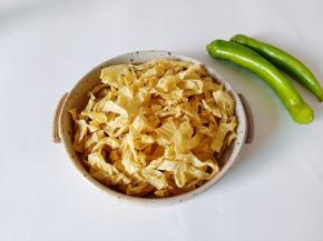  将豆皮用剪刀剪成细丝。