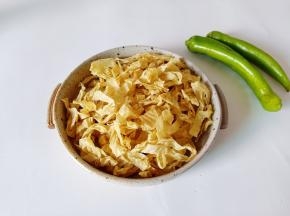  将豆皮用剪刀剪成细丝。