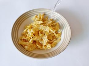 豆皮加热水浸泡五分钟， 这样可以去除豆腥味。