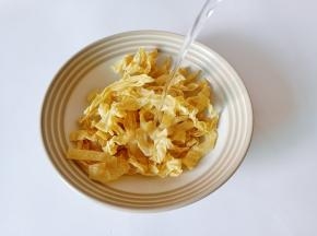 豆皮加热水浸泡五分钟， 这样可以去除豆腥味。