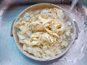 浸泡好的豆皮用清水洗干净。