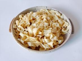 把豆皮捏干水分备用。