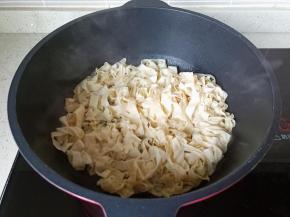 放入豆皮开大火翻炒。