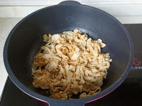 大火将调味料翻炒均匀。