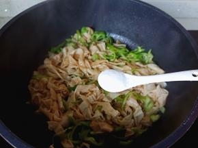 加盐少许调味翻炒均匀即可出锅！