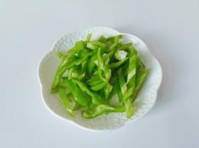 青椒去籽对半切开，切成细丝。