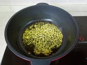 锅中倒适量食用油烧热，放蒜末小火炒出香味。