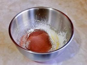 筛入低筋面粉与可可粉。