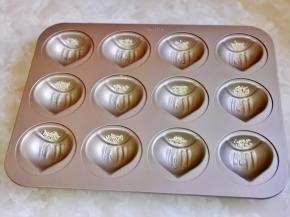 模具刷油，放上白芝麻。