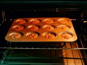 入烤箱中层，上下170度烤18-20分钟。