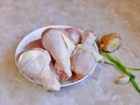 准备食材，鸡腿泡30分钟冷水。