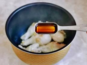 鸡腿放入电饭煲中，加入料酒。