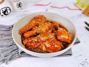 盛出装盘，撒上芝麻和葱花。