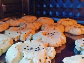 开启烤箱155度烤20分钟左右【20分钟后看核桃酥表面上色就基本上熟了，反之就再烤五分钟】