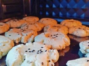 开启烤箱155度烤20分钟左右【20分钟后看核桃酥表面上色就基本上熟了，反之就再烤五分钟】