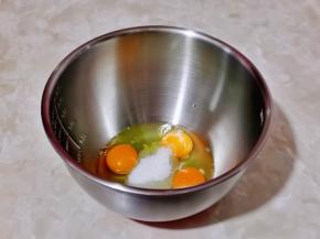 鸡蛋与白砂糖放入机器中。