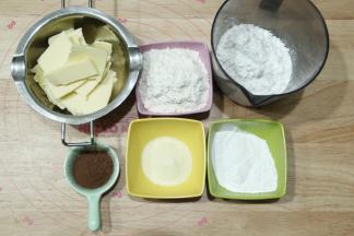 准备材料，黄油提前切小块软化到用刮刀可以轻易抹开状态。