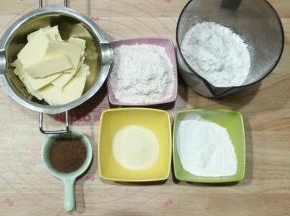 准备材料，黄油提前切小块软化到用刮刀可以轻易抹开状态。