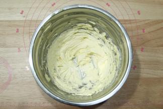 用电动打蛋器中速打发。打到黄油变白，蓬松羽毛状。如图，体积明显变大，盆边的用刮刀刮下，要全部打到。