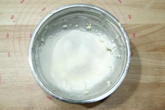 把低粉、奶粉、马铃薯淀粉混合后筛入打好的黄油糊中。