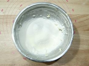 把低粉、奶粉、马铃薯淀粉混合后筛入打好的黄油糊中。