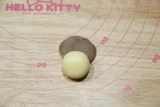 3号柴犬，15克白色面团搓圆，底部略按扁，5克可可面团按扁裹在上半部分。