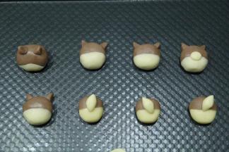 按照自己想要的数量操作好，排列在烤盘上。