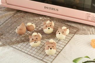 黑白巧克力隔水融化，给冷却好的柴犬酥画上自己喜欢的表情即可！