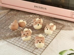 黑白巧克力隔水融化，给冷却好的柴犬酥画上自己喜欢的表情即可！