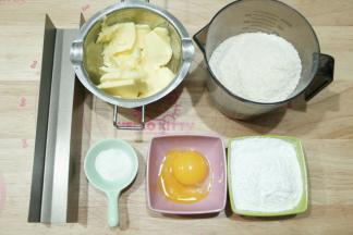 先做饼干。准备饼干胚材料。黄油提前切小块软化，软化到用刮刀可以轻易抹开。