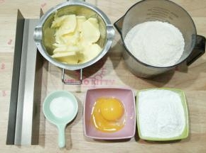 先做饼干。准备饼干胚材料。黄油提前切小块软化，软化到用刮刀可以轻易抹开。