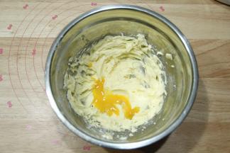 用电动打蛋器中速打到黄油变白，蓬松羽毛状。盆边的用刮刀刮下，要全部打到。蛋黄分2-3次加入，打到蛋黄和黄油糊完全混匀再加下一次，直到蛋液全部加完。一定要常温蛋液，防止温差大使黄油油水分离。