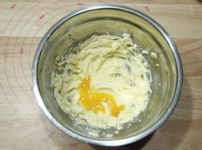 用电动打蛋器中速打到黄油变白，蓬松羽毛状。盆边的用刮刀刮下，要全部打到。蛋黄分2-3次加入，打到蛋黄和黄油糊完全混匀再加下一次，直到蛋液全部加完。一定要常温蛋液，防止温差大使黄油油水分离。