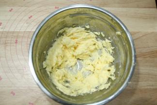 打好的黄油糊是很细腻的。