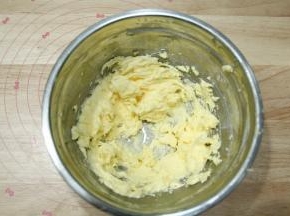 打好的黄油糊是很细腻的。
