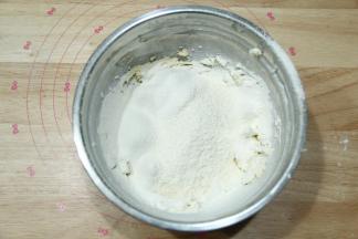 筛入低粉、泡打粉、椰蓉，最后过筛不了的椰蓉直接倒入，目的是防止椰蓉结块。