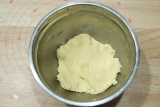 刮刀切拌按压至无干粉。也可以戴手套混合成团，面团是偏干的。