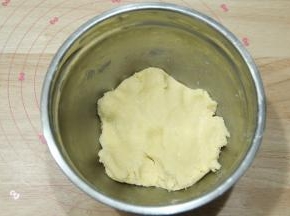 刮刀切拌按压至无干粉。也可以戴手套混合成团，面团是偏干的。