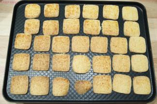 烤到表面金黄，出炉冷凉。