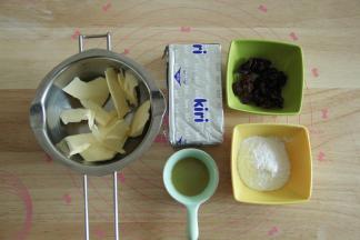 冷凉期间准备夹馅材料。黄油和奶酪提前切出软化。